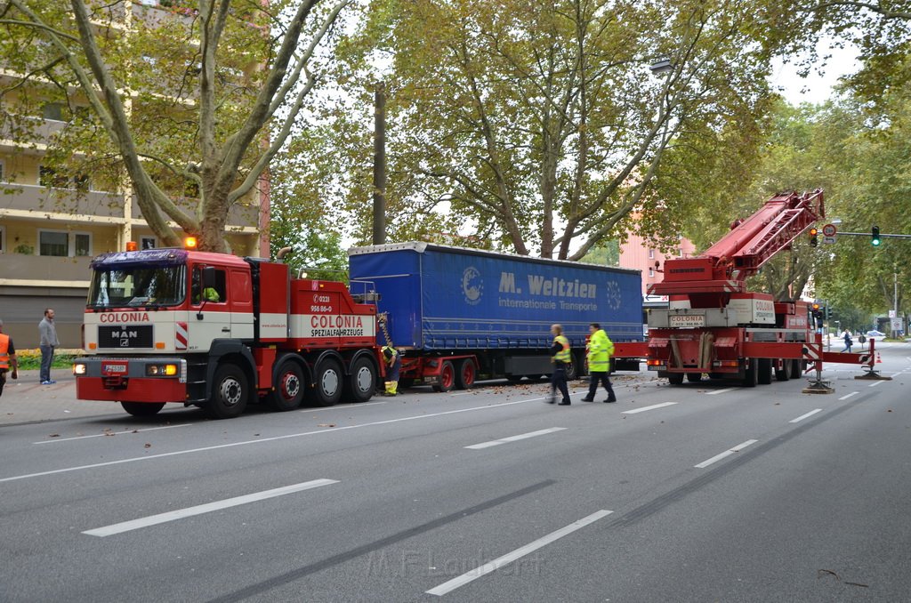 LKW verliert Auflieger Koeln Boltensternstr Pasteurstr P2017.JPG